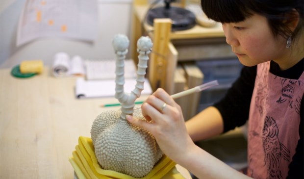 Kaori Kurihara in haar atelier.
