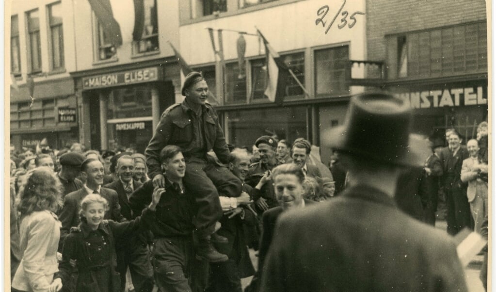 Canadese intocht in de Langestraat op 7 mei 1945.
