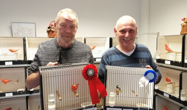 Ort van Rossum, algeheel kampioen en kampioen kleurkanaries en Jan Stuy, kampioen Couldamadines