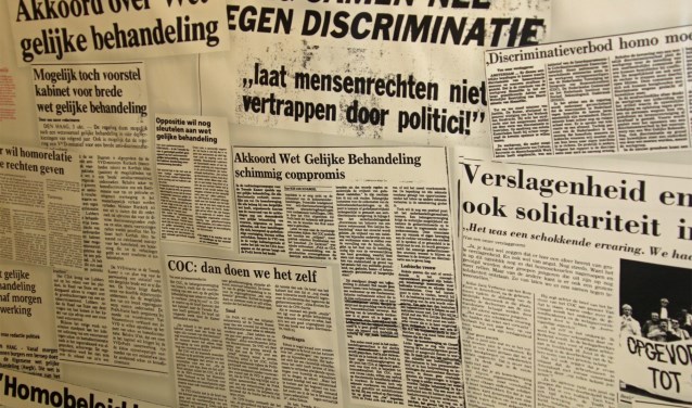 Een van de panelen van de tentoonstelling With Pride laat met krantenknipsels de strijd om gelijke rechten zien.