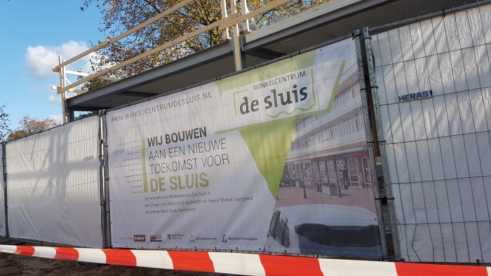 Doek met nieuwe logo van De Sluis