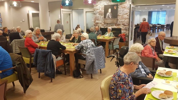 deelnemers ouderenlunch