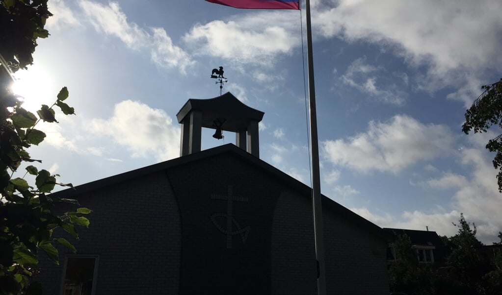 De regenboogvlag wappert bij de Ichthuskerk in Voorthuizen.
