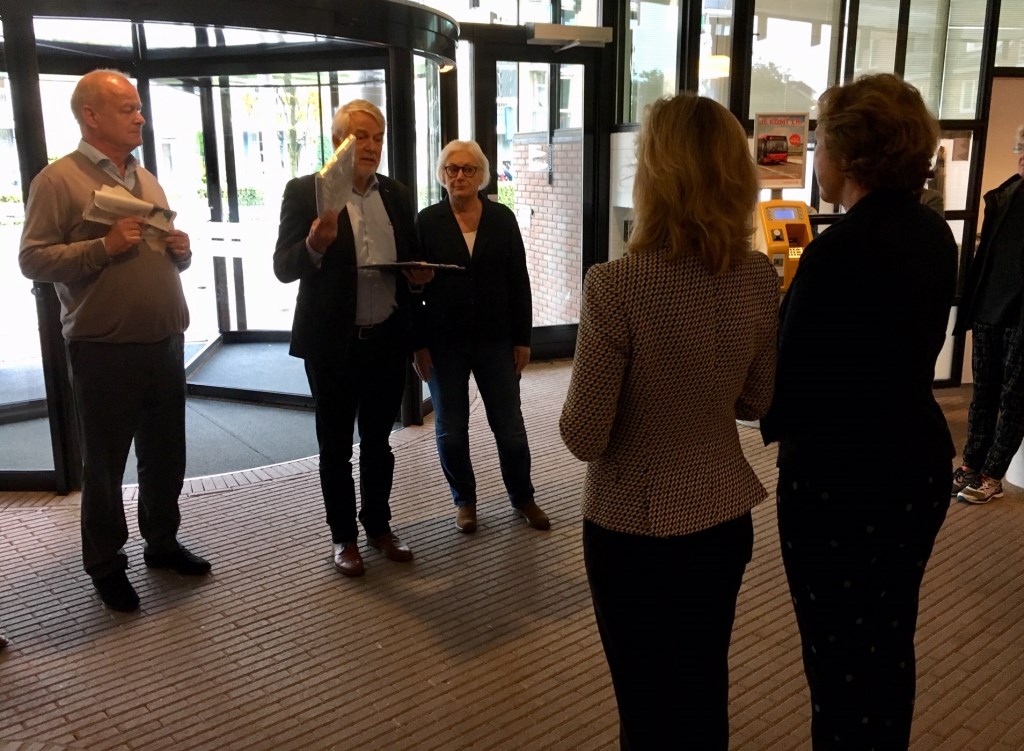 Een vertegenwoordiging van Burgerinitiatief Stop de Bomenkap biedt 3094 handtekeningen aan burgemeester Langenacker en wethouder Korrel aan.
