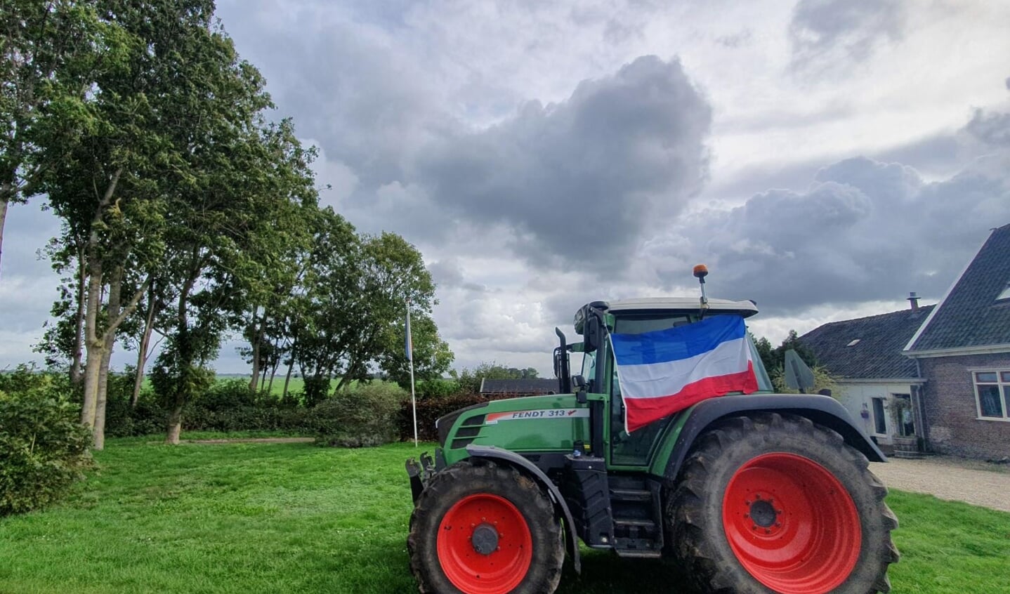De blauw-wit-rood vlag staat voor 'Nederland op zijn kop'.