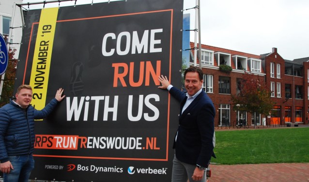 Bertus Verbeek en Cor-Albert Bos bij één van die nieuwe banners van de Dorps Run Renswoude.