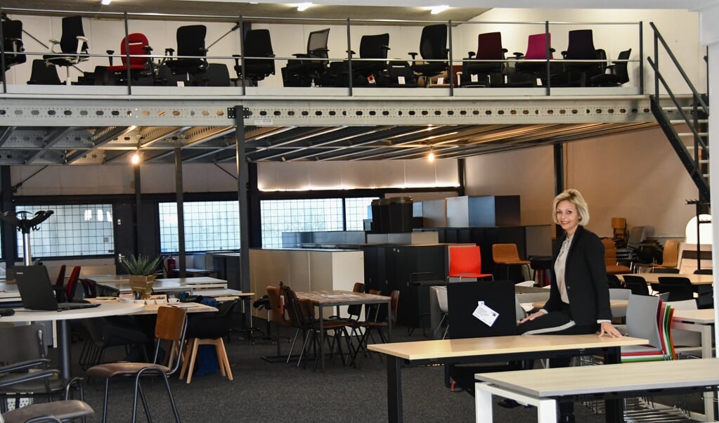 Neeke Bakker-Pijlman in de nieuwe vestiging in Amersfoort, met een grote collectie kantoormeubilair.