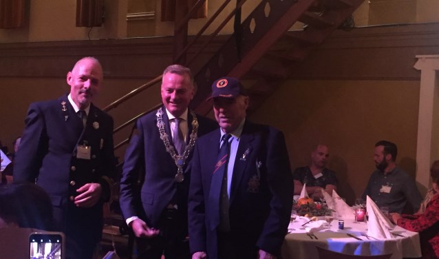 Paul Kuiper, veteranencommissie, Burgemeester Frank Dales en veteraan Engel Dekker.