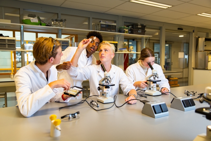 Leerlingen Lyceum Oudehoven tijdens een biologieles