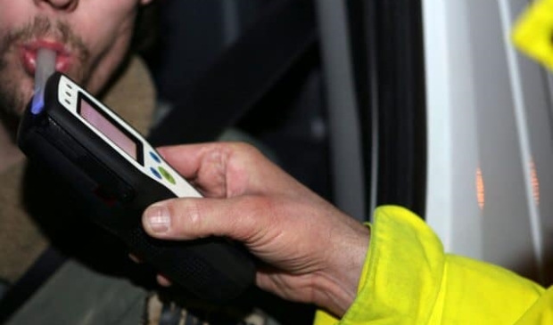 <p>De bestuurder mocht na de ademanalyse test zijn rijbewijs inleveren</p>