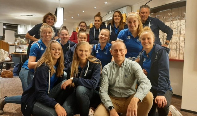 Foto: Dames 1 op bezoek bij Sjeun Optiek by Floris.