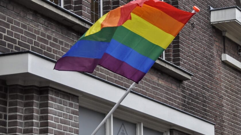 Een regenboogvlag wappert in Barneveld.