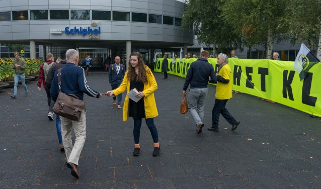 Greenpeace voerde onlangs nog actie bij het hoofdkantoor van de Schiphol Group.
