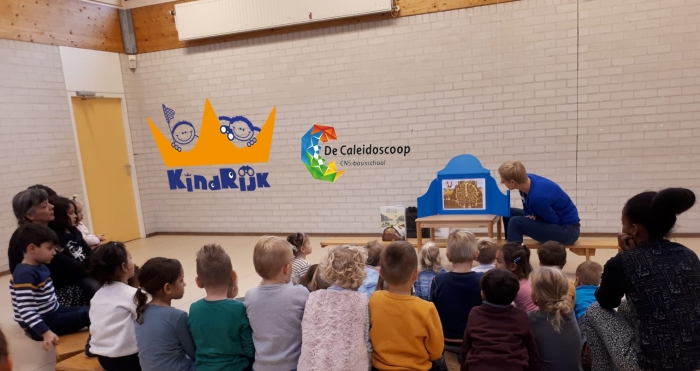 de kinderen van KindRijk en de Caleidoscoop luisteren naar het verhaal