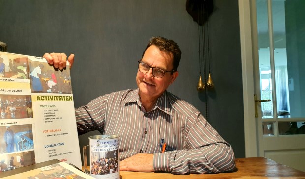 Franz met het promotiemateriaal dat hij gebruikt op markten