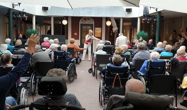 Leuke activiteiten in zorgcentra, zoals optredens, zitten er nog niet in. Mantelzorgers hopen eerst dat ze snel op bezoek kunnen komen.