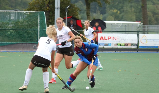 Sterre Gravekamp sterk aan de bal tegen Barneveld gisteren.