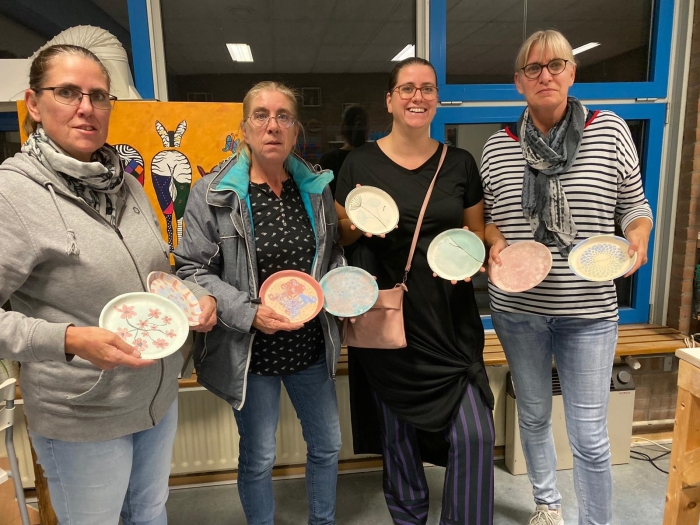 Enkele deelnemers na afloop van de workshop 'glazuurtechnieken' bij Kunst van Klei