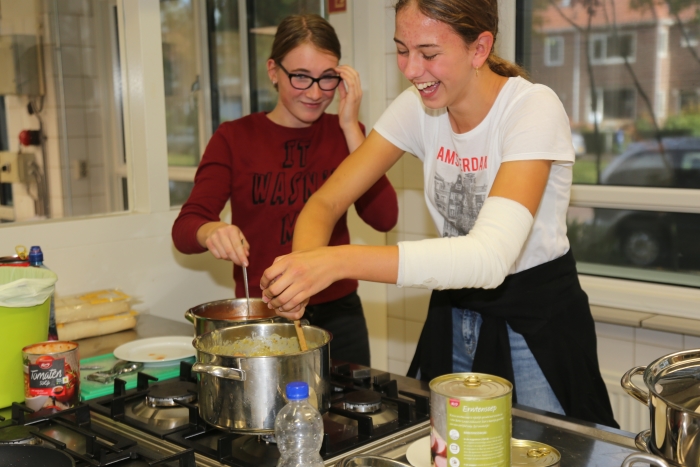 Windroos-leerlingen hadden een Herfstfair voor het goede doel, waarbij ze met zelf bedachte activiteiten geld ophaalden voor Stichting Make-a-wish. Deze leerlingen hebben ’s middags soep verkocht aan de vele bezoekers. Er is ruim € 2.000,- opgehaald.