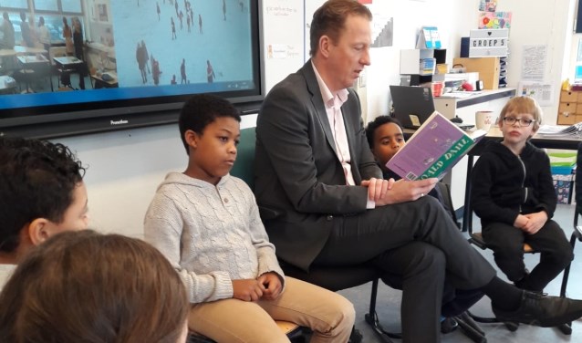 Wethouder Frank Berkhout (Onderwijs) las in januari tijdens Nationale Voorleesdag voor op basisschool De Horizon.