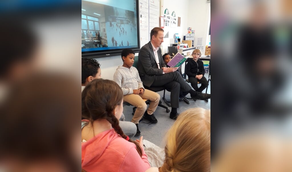 Wethouder Frank Berkhout (Onderwijs) las in januari tijdens Nationale Voorleesdag voor op basisschool De Horizon.