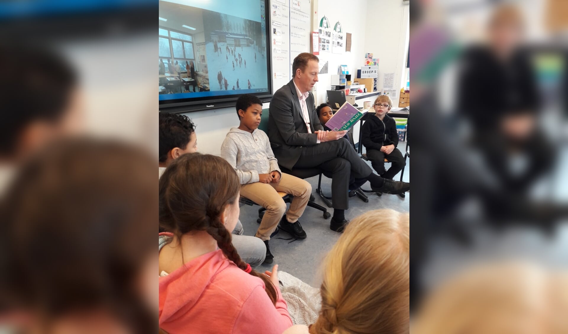 Wethouder Frank Berkhout (Onderwijs) las in januari tijdens Nationale Voorleesdag voor op basisschool De Horizon.
