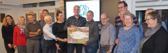 Uitreiking cheque aan Manege zonder Drempels met vrijwilligers
