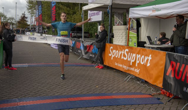 Edwin de Vries uit Overveen komt als eerste over de finish op de Run2Day 5 km