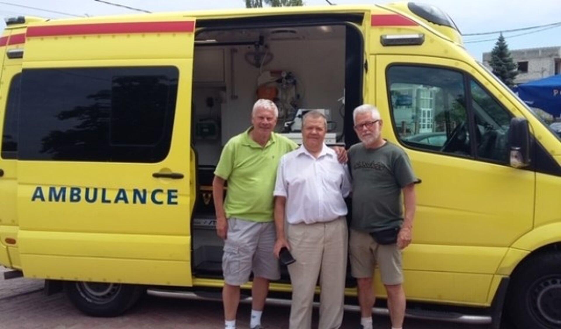 Deze volledige ingerichte ambulance heeft stichting Urgenta in 2018 aan een ziekenhuis in Moldavië geschonken. V.l.n.r. Jan Scheerder, medisch directeur Gusanu Ion en Arnold van Rijn. Foto: Urgenta.