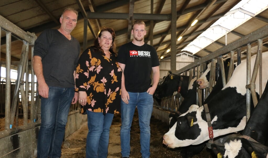 Marcel, Gonny en Marc Rutte in de koeienstal van boerderij Nieuw Bakelaar aan de Stoutenburgerweg. ,,We proberen het elke dag een beetje beter te doen.”