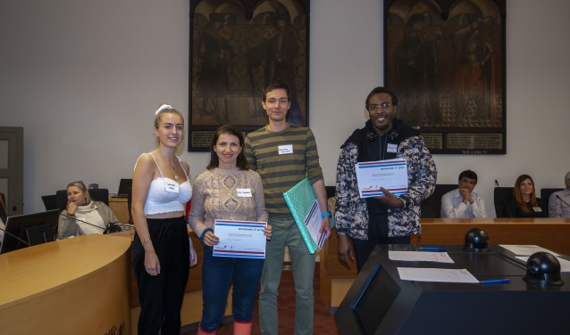 V.l.n.r. Hannah Matt (3e prijs), Alina Kenibasov (2e prijs) en twee winnaars van de 1e prijs, Konstantin Kurochkin en Martin Moses