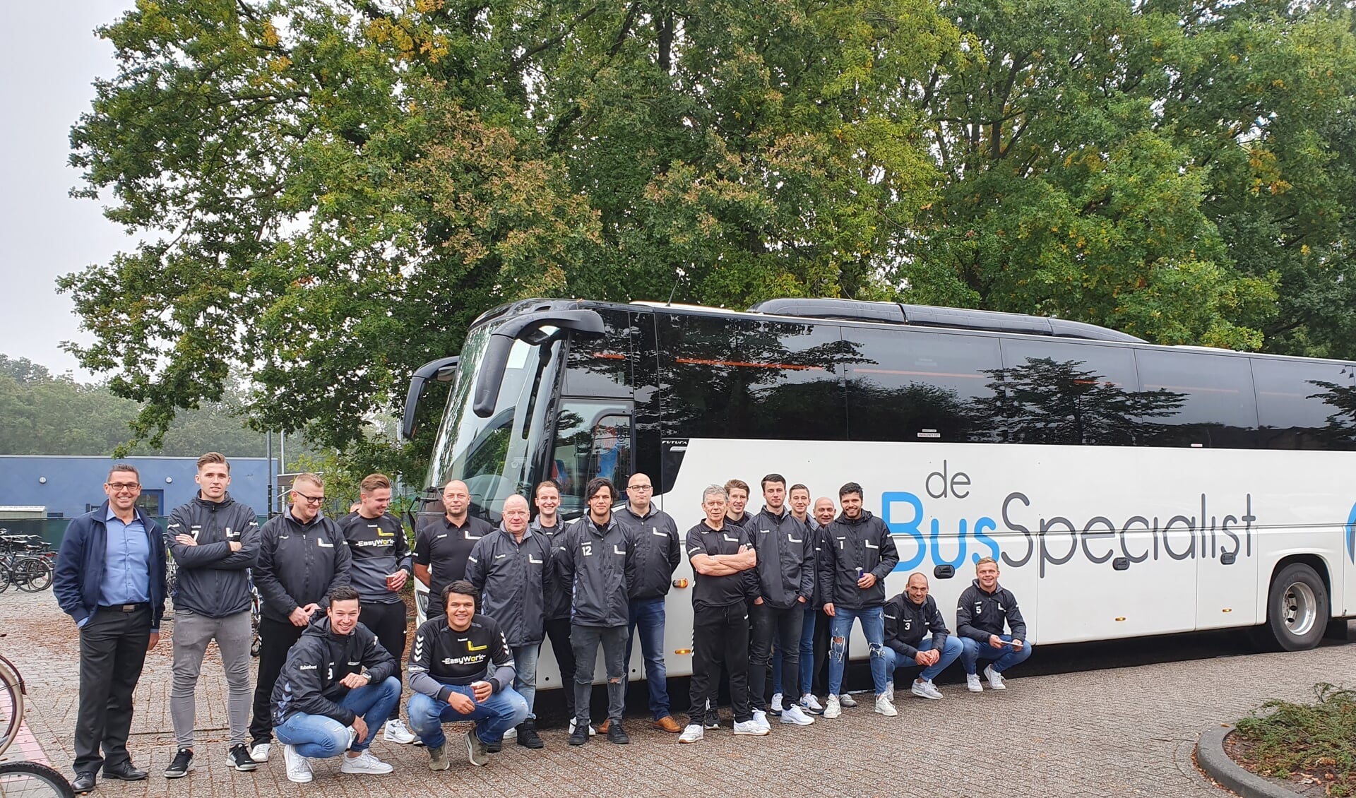 Eerste elftal VV lunteren bij touringcar van deBusSpecialist 