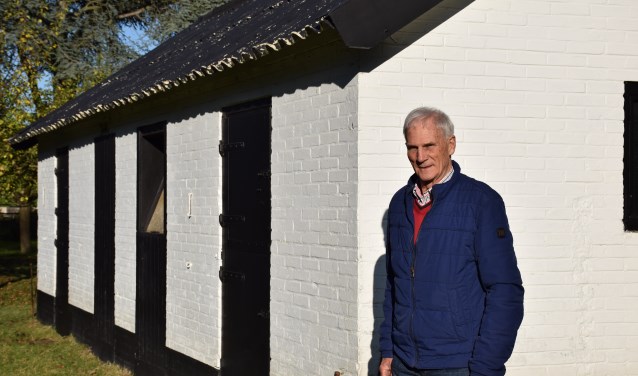 Joop de Klein bij het voormalige kleedlokaal op de Albers Pistoriusweg