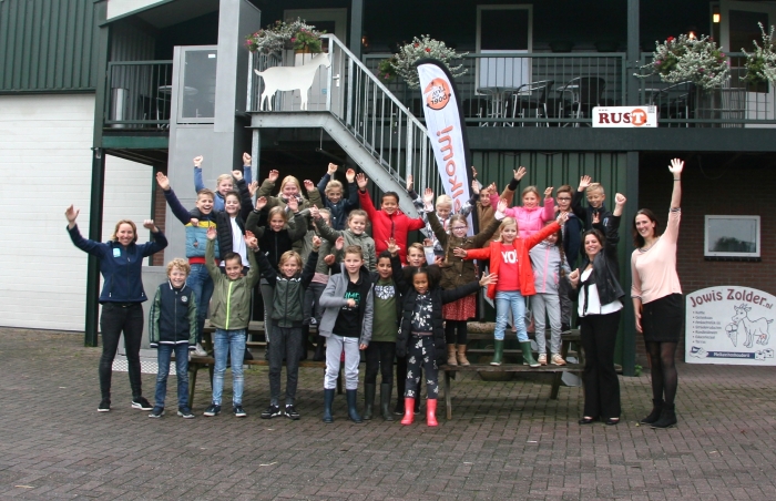 Groep 6 van Basisschool de Bron uit Veenendaal bij Jowis Zolder, samen met educatieboerin Gerina van den Brink (uiterst rechts), wethouder in Ede Willemien Vreugdenhil (tweede van rechts) en Conny van den Top (links) namens LTO Gelderse Vallei.