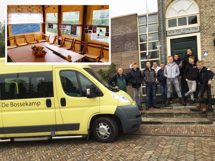 Interieur Loofhut en leerlingen De Bossekamp