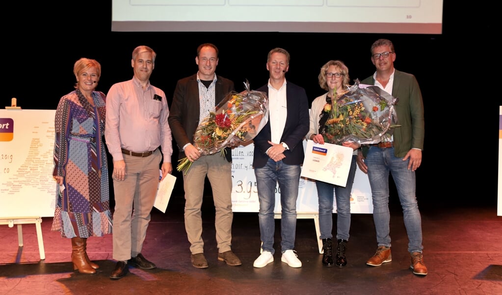 Onder meer verenigingen uit Woudenberg, Scherpenzeel en Renswoude kregen dinsdag in het Barneveldse Schaffelaartheater een cheque van Rabobank Gelderse Vallei.