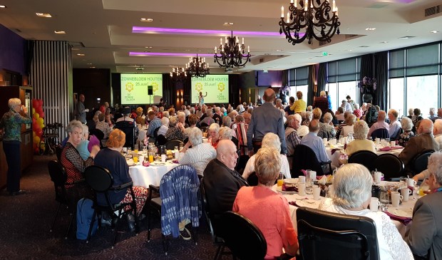 Impressie van het 25 jarig jubileumfeest van De Zonnebloem Houten. Met Ria Valk op het podium.
