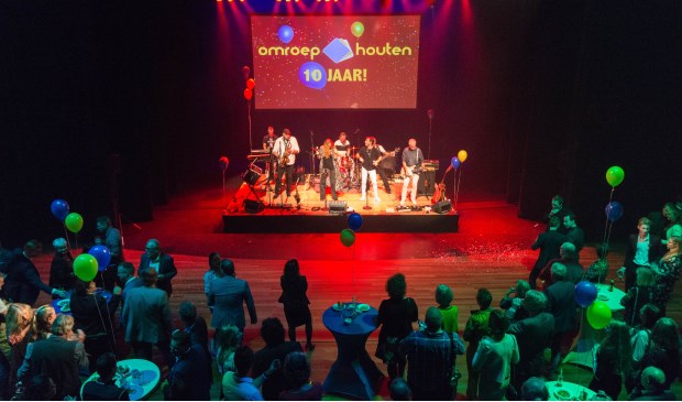 De live muziek tijdens het jubileumfeest werd verzorgd door '2MF'
