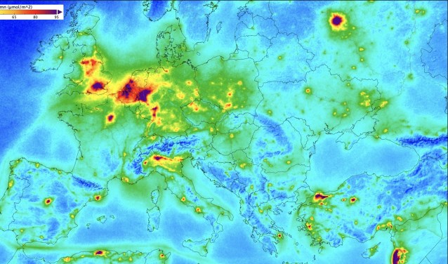 Concentraties van stikstofdioxide boven Europa.