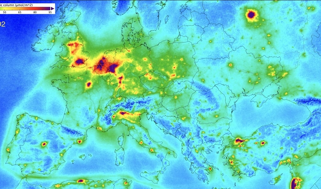 Concentraties van stikstofdioxide boven Europa.