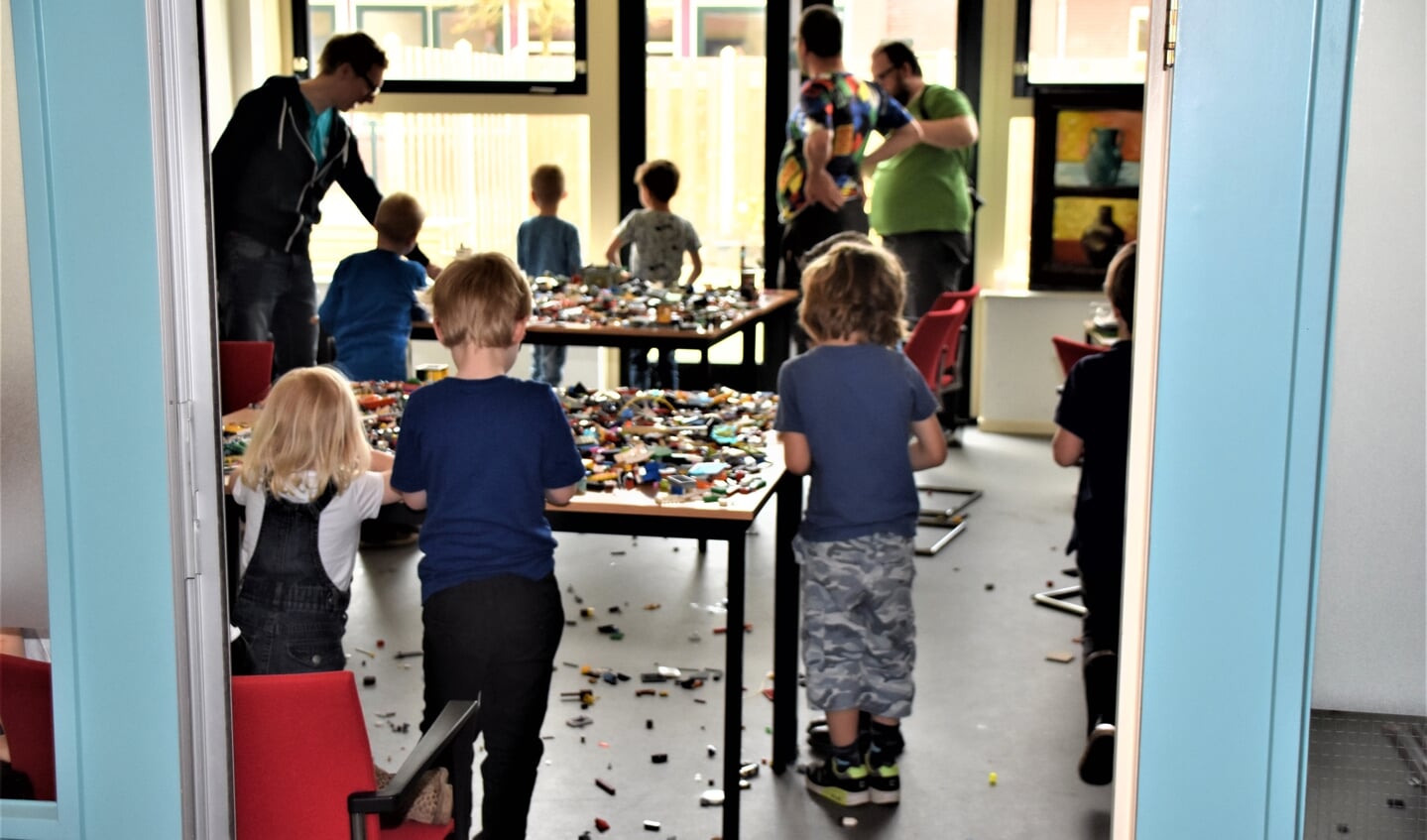 De maandelijkse Lego-middag is een van de vele activiteiten die plaatsvinden in De Linde.