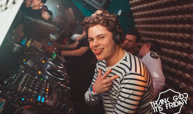 DJ Max Vermeulen treedt overal in het land op. Zijn ambities reiken nog verder. Een contract met Be Your Self opent nieuwe deuren.