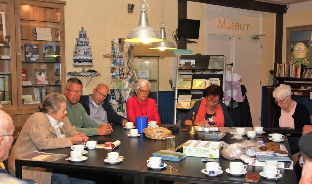 Herinneringen aan de oorlog komen op tafel. Juf Sybil noteert ze voor in het boek,