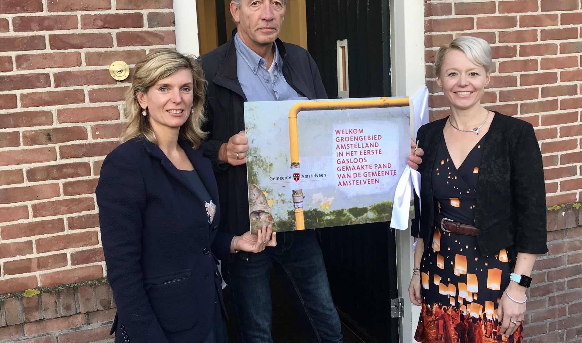 Wethouder Floor Gordon (rechts) met Joyce Langenacker, bestuursvoorzitter van Groengebied Amstelland en Henk Meuleman, locatiebeheerde.