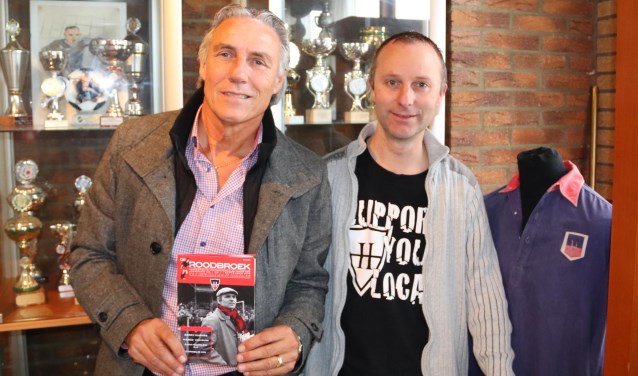 Joop Böckling (links) en Andy van der Linde in de oude bestuurskamer van HFC Haarlem.
