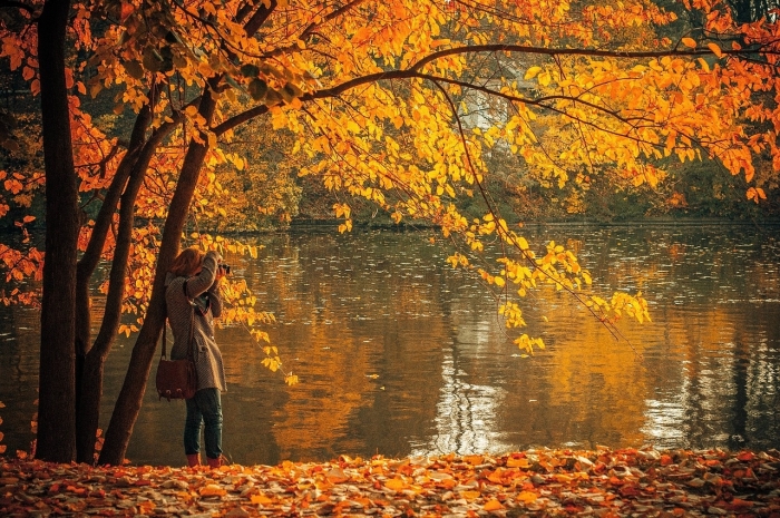 vrouw bij herfstmeer