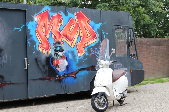 De MOP, en de witte scooter, het herkenbare vervoermiddel van de Jongerenwerkers van Malkander