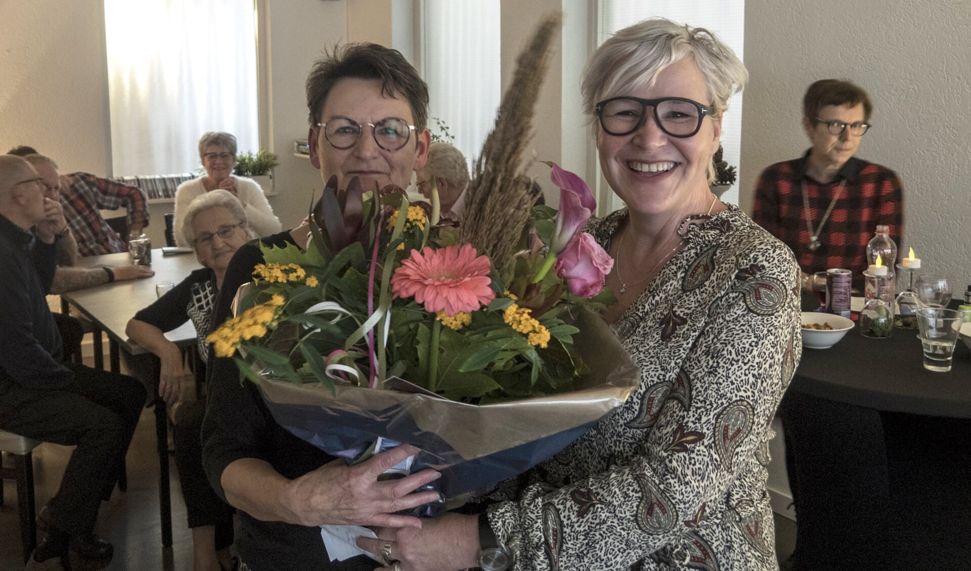 Sjanie van den Dool (manager Wonen bij Poort6) feliciteert Binnen de Vesting met de nieuwe naam 