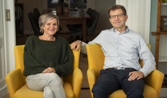 Ina en Gerald Petersen in hun nieuwe woning.