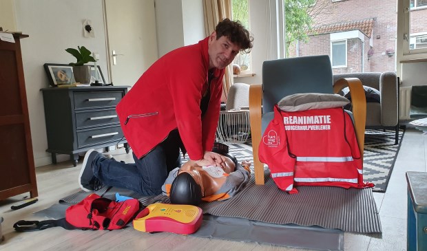 Arjan demonstreert hoe reanimeren met een AED in zijn werk gaat